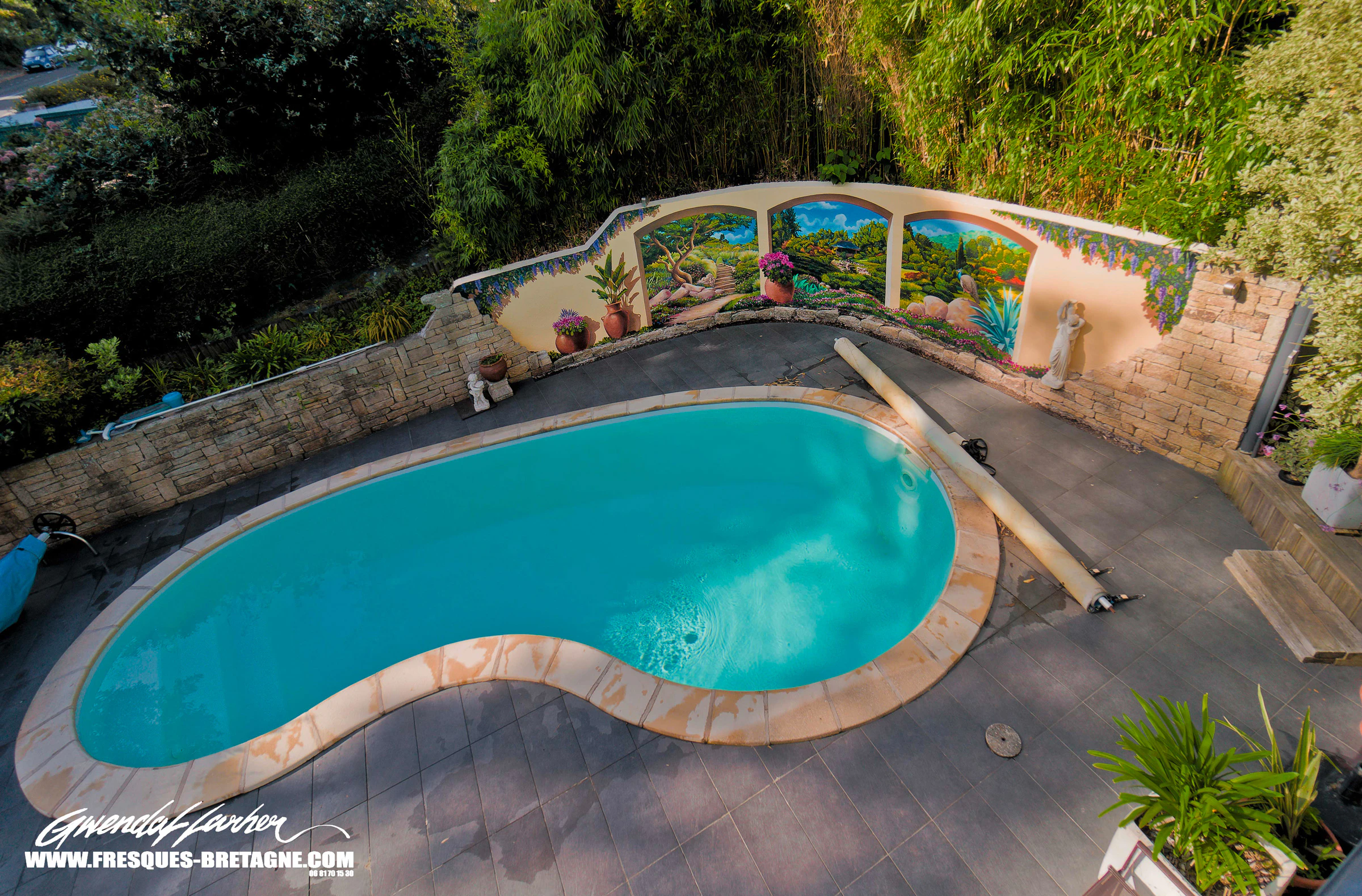 Espace piscine de particulier à Perros-Guirec transformé par une fresque en trompe-l'œil sur le mur de clôture, décor résistant à l'humidité